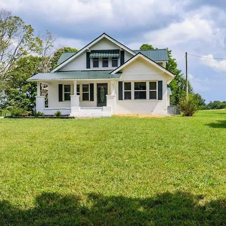 Beautiful And Spacious Fully Renovated Farmhouse